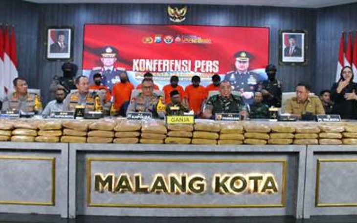 Kapolda Jatim Irjen Pol Imam Sugianto memberikan keterangan pers di Mapolresta Malang Kota, Selasa (3/12)