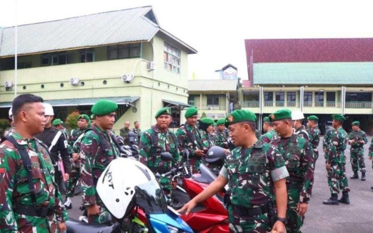 Danrem 101/Antasari saat Cek Ranmor Anggota di Lapangan Makorem 101/Antasari. Senin (05/02/24).