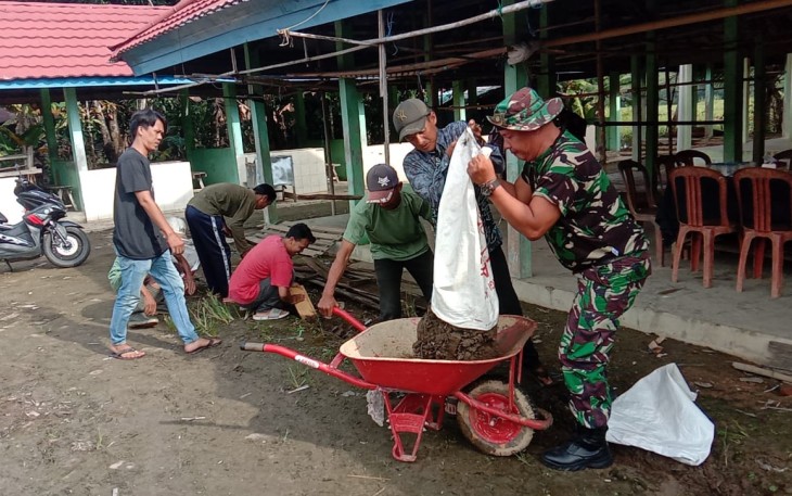 Koramil 1001-06/Amuntai Utara saatg Gelar Karya Bakti