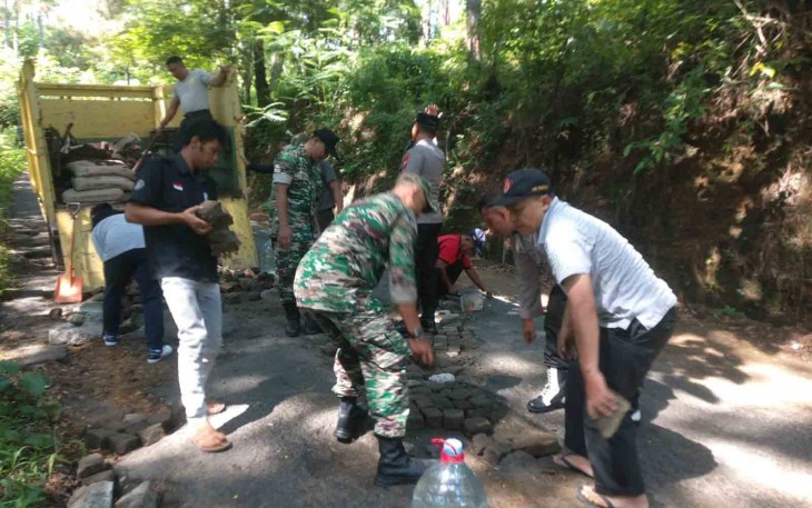 Koramil 0806/10 Pule bersama Forkopimcam melakukan aksi nyata untuk memperbaiki jalan rusak di wilayah pertigaan Jogo Rogo, jalan raya menuju Kecamatan Pule, Kabupaten Trenggalek, Jumat (26/1/2024). Kegiatan ini dihadiri oleh berbagai pihak, termasuk Danramil 0806/10 Pule Kapten Inf Sumardi, Camat Pule Ibu Ratna Dwi, dan Kapolsek Pule Iptu Muhtar