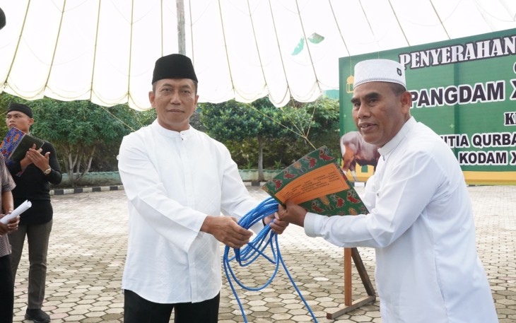 Pangdam XVIII/Kasuari, Mayjen TNI Haryanto, S.I.P., M.Tr.(Han)., saat menyerahkan hewan qurban kepada panitia qurban Masjid Istiqlal Kodam XVIII/Kasuari 