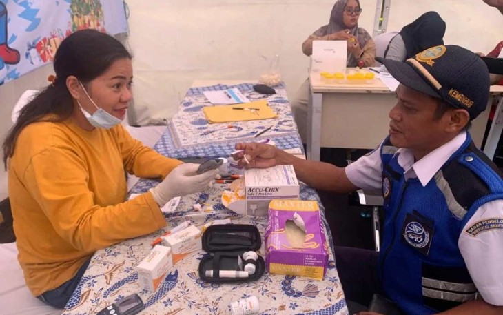 Petugas Dinkes Depok saat Cek Kesehatan Pengemudi dan Penumpang di Terminal Jatijajar