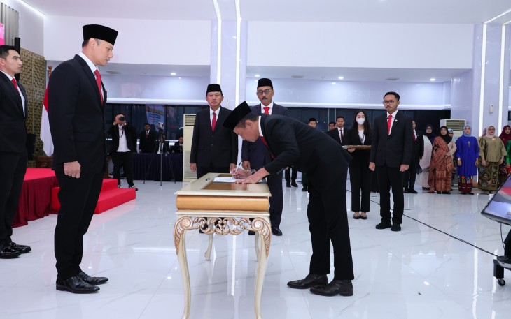 Menteri Agraria dan Tata Ruang/Kepala Badan Pertanahan Nasional (ATR/BPN), Agus Harimurti Yudhoyono (AHY) melantik dan mengambil sumpah/janji tiga Jabatan Pimpinan Tinggi (JPT) Madya pada Jumat (22/03/2024) di Aula Prona Kementerian ATR/BPN, Jakarta