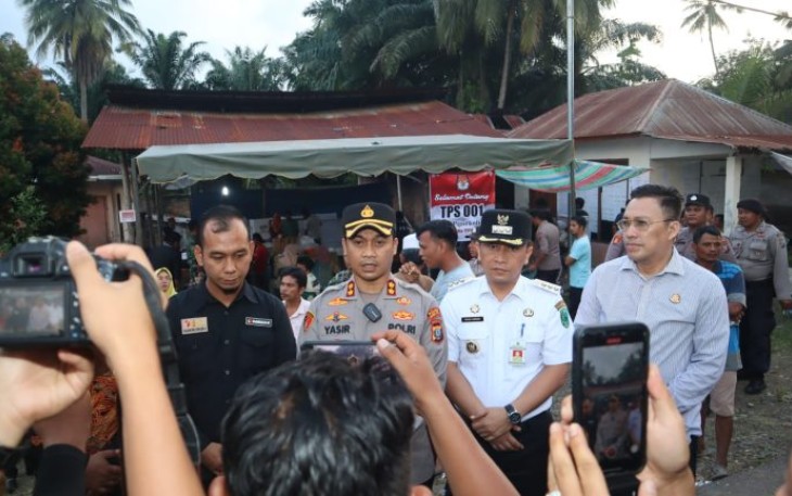 Kapolres Tapsel, AKBP Yasir Ahmadi, bersama Bupati Paluta, Patuan Rahmat Syukur P Hasibuan, Kajari Paluta Hartam Ediyanto, dan lainnya saat diwawancarai awak media usai meninjau langsung pelaksanaan PSU di TPS 001 Desa Pijorkoling, Kecamatan Padang Bolak Tenggara.