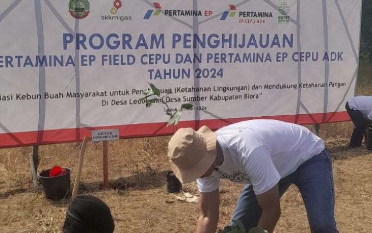 Field Manager Pertamina EP Field Cepu Dody Tetra Admadi melakukan penanaman pohon buah di Desa Ledok Kecamatan Sambong Kabupaten Blora