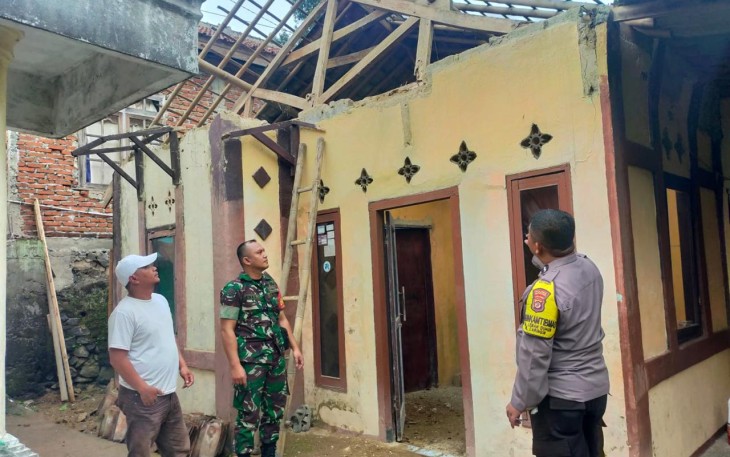 Polsek Caringin Bersama Instansi Terkait saat Lakukan Pengecekan Rumah Roboh Akibat Hujan di Lemahduhur