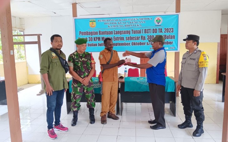 - Anggota Koramil 03/Kuala Kencana Kodim 1710/Mimika, Kopda Arif Teguh melaksanakan pendampingan pada kegiatan penyaluran Bantuan Langsung Tunai (BLT) Dana Desa kepada warga, bertempat di Balai Kampung Bhintuka  SP 13, Distrik Kuala Kencana, Kab. Mimika, Rabu (10/01/2024)