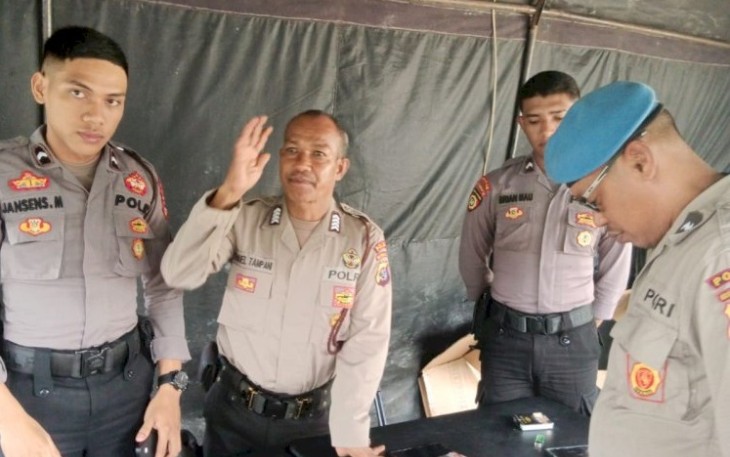Kabidpropam Polda NTT, Kombes Pol. Dr. Dominicus S. Yempormase, M.M., saat memberikan arahan kepada personel, menekankan pentingnya sikap dan penampilan yang baik.