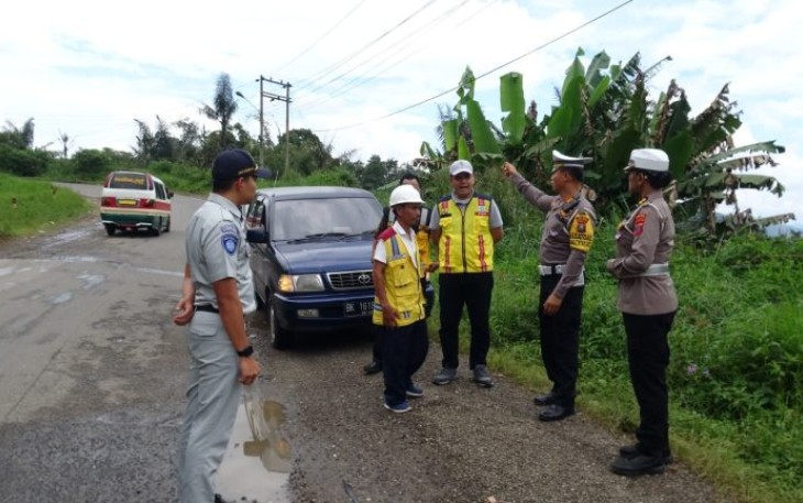 Kasat Lantas Polres Tapsel, AKP Dahnial Saragih, saat dampingi Kasubdit Kamsel Ditlantas Polda Sumut, AKBP Sah Udur Sitinjak, menyurvei Jalan Lintas Batu Jomba bersama pihak-pihak terkait lainnya