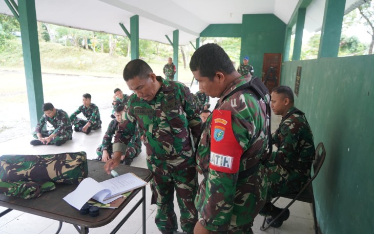 Korem 121/Abw menggelar Latorsar Teritorial Tahun Anggaran 2024, yang bertempat di Lapangan Tembak pistol Korem 121/Abw, Jl. Pangeran Kuning, Sintang, Kalimantan Barat, Senin (12/02/2024)
