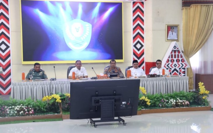 Kapolres Tapanuli Selatan, AKBP Yasir Ahmadi, S.I.K., M.H, turut serta secara aktif dalam proses mediasi untuk menangani konflik antara Koperasi Produsen Tondi Bersama dan PT. SKL. Kegiatan mediasi dilakukan di Aula Kantor Bupati Tapsel dalam upaya menemukan solusi damai untuk permasalahan yang tengah berlangsung, Rabu, (24/01/2024)