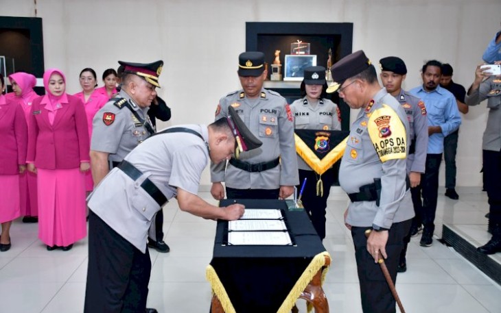 Kapolda saat Pimpin Sertijab Dirintelkam dan Kabidkum Polda NTT