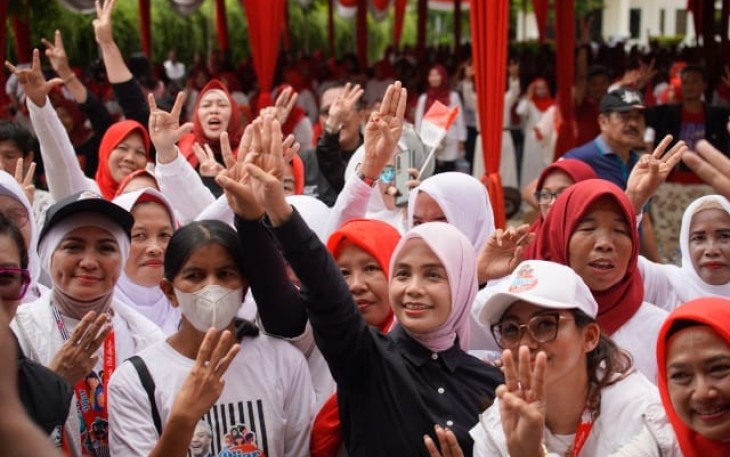 Istri capres nomor urut 3 Ganjar Pranowo, Siti Atikoh Supriyanti, saat ikut ber-flashmob di Kebun Gede Village, Jalan Sultan M Mansyur, 35 Ilir, Kota Palembang, Sumatera Selatan (Sumsel), Jumat (12/1/2024).
