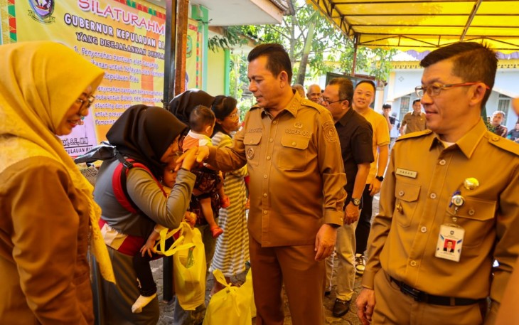  Gubernur Kepulauan Riau (Kepri) H. Ansar Ahmad menyerahkan bantuan alat tangkap perikanan untuk nelayan oleh Pemerintah Provinsi Kepri dan penyerahan bantuan bahan makanan dan susu untuk ibu hamil dan balita stunting serta antropometri kit untuk posyandu oleh Pemerintah Kota Tanjungpinang di Halaman Kantor Lurah Tanjung Unggat, Senin (22/1/2024)