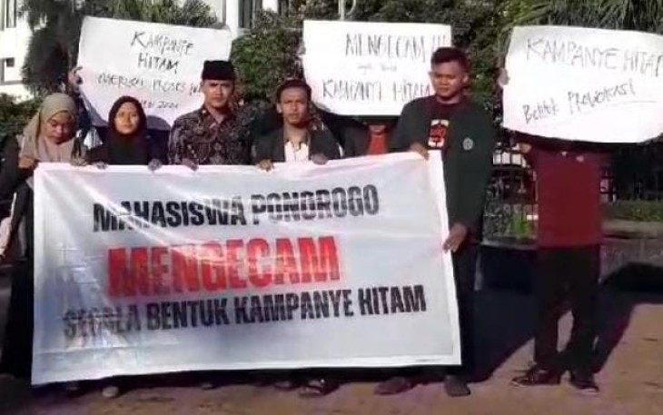 Aliansi Mahasiswa Ponorogo secara tegas menggelar aksi damai deklarasi Pemilu tanpa Kampanye Hitam Dan Berita Hoax, Selasa (16/1)