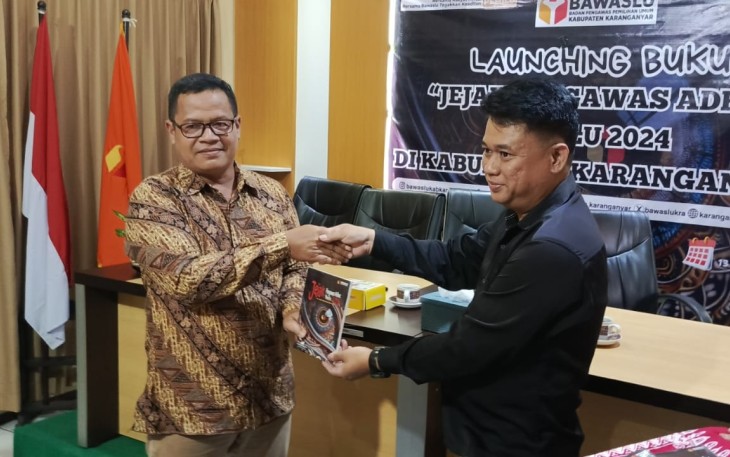 KordivDMO dan Diklat Bawaslu Karanganyar, Danang Eko Kristiyanto (kanan), saat melaunching buku "Jejak Pengawas Adhoc Pemilu 2024 di Kabupaten Karanganyar di Kantor Bawaslu Karanganyar, Jumat (13/9/2024)