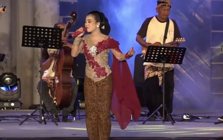 Penampilan OK Citra Ungaran featuring Lala Atila dalam Solo Keroncong Festival (SKF) 2024, di Pamedan Pura Mangkunegaran, Solo pada Jumat (17/7/2024)