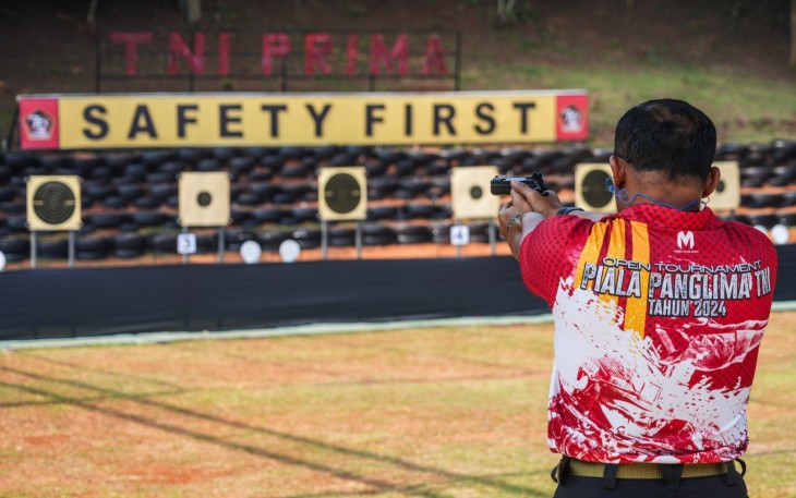 Pangkostrad Ikut Open Turnamen Lomba Menembak Piala Panglima TNI Meriahkan HUT Ke-79 TNI