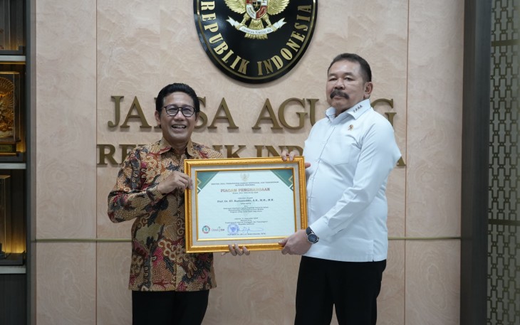 Jaksa Agung ST Burhanuddin Menerima Penghargaan dari Kemendes PDTT Atas Kesuksesan Program Jaga Desa