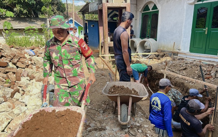 Babinsa Ramil 0801/03 Arjosari Gotong Royong Ronovasi Tempat Ibadah