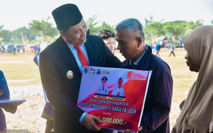 Pj Bupati Batu Bara Serahkan Bantuan Bedah Rumah
