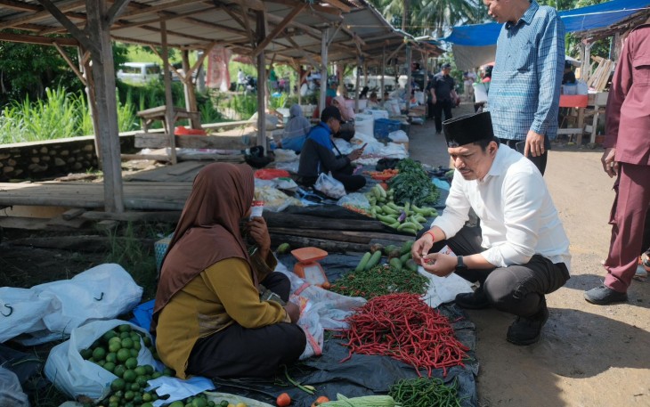  Calon Bupati Bengkulu Utara Blusukan ke Pasar Giri Mulya 