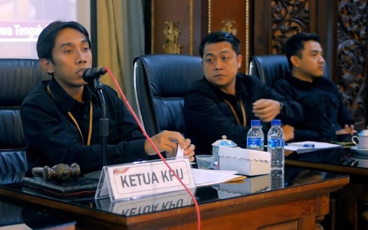 Ketua KPU Karanganyar Daryono (kiri) memimpin rapat pleno terbuka rekapitulasi hasil penghitungan perolehan suara Pilkada Serentak 2024, di Gedung Paripurna DPRD Karanganyar, Rabu (4/12/2024)