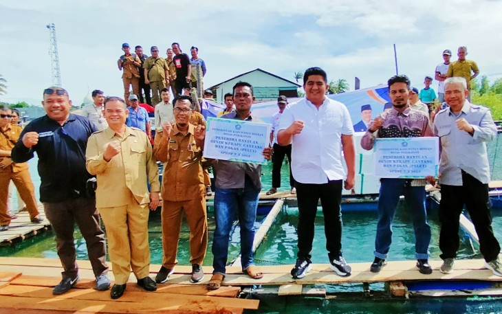 Bupati Bintan Serahkan 40 Ribu Ekor Benih Kerapu Cantang dan 1.500 Teripang di Mantang