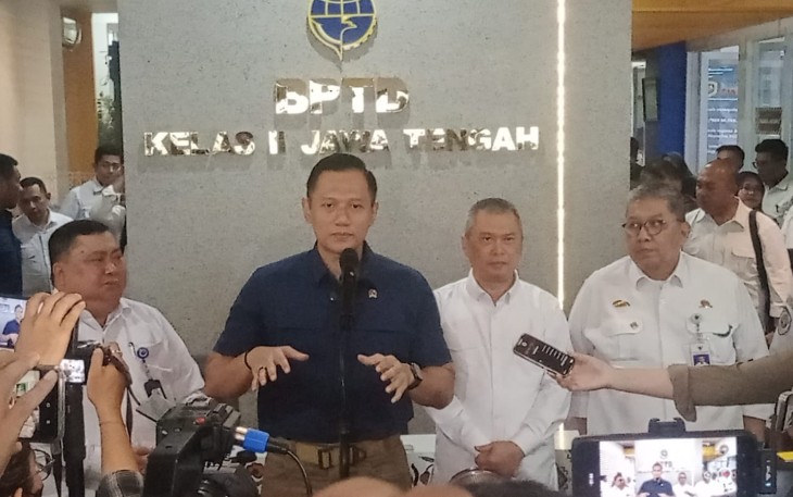 Menteri Koordinator Bidang Infrastruktur dan Pembangunan Kewilayahan Republik Indonesia Agus Harimurti Yudhoyono (AHY) bersama Menteri Perhubungan (Menhub) Dudy Purwagandhi, didampingi Dirjen Transportasi Darat, dan Kepala BPTD Kelas II Jawa Tengah Ardono meninjau Terminal Tirtonadi Solo, Selasa (17/12/2024)
