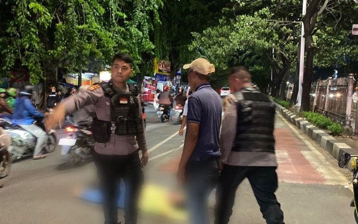 Patroli Blue Light Polres Jakbar Evakuasi Warga Korban Kecelakaan
