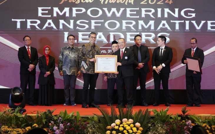 Direktur Utama PT Bank Pembangunan Daerah Jawa Timur Tbk (Bank Jatim) Busrul Iman Terima Penghargaan Dari Sekolah Pascasarjana Unair