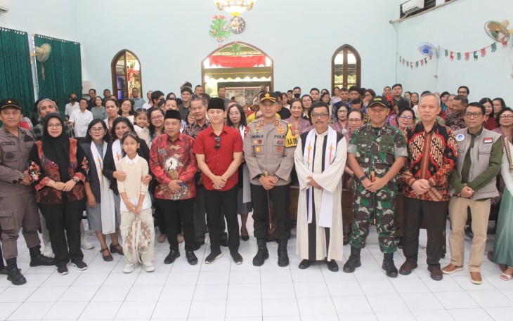 Dandim 0806/Trenggalek Letkol Czi Yudo Aji Susanto, S.Sos., M.A., bersama Bupati Trenggalek Moch. Nur Arifin dan Kapolres Trenggalek AKBP Indra Ranu Dikarta, S.I.K., M.Si., menegaskan komitmen mereka untuk melindungi dan melayani masyarakat dengan turun langsung meninjau ibadah Natal di sejumlah gereja