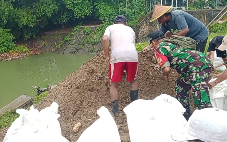 Serka Aman Yuono bersama warga Dusun Cangkring, Desa Sumberingin, Kecamatan Karangan, melaksanakan kerja bakti untuk memperkuat talud sungai yang ambles