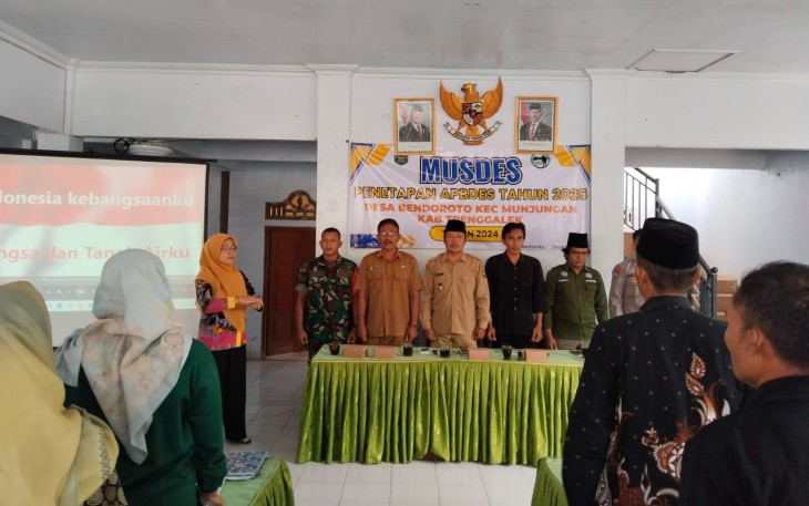 Musyawarah Desa (Musdes) untuk menetapkan Anggaran Pendapatan dan Belanja Desa (APBDes) tahun anggaran 2025 berlangsung penuh semangat di Balai Desa Bendoroto, Kecamatan Munjungan, Kabupaten Trenggalek, Senin (30/12/2024)