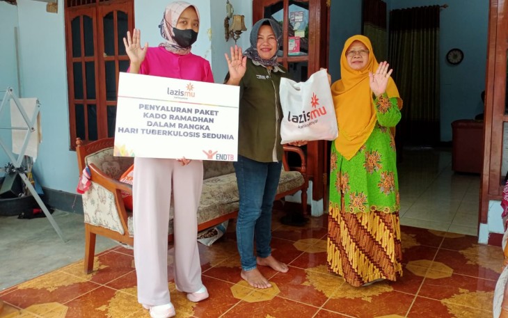Anggota MSI sedang menyerahkan paket bingkisan kepada salah satu keluarga pasien TBC di Karanganyar, Jumat (29/3/2024).