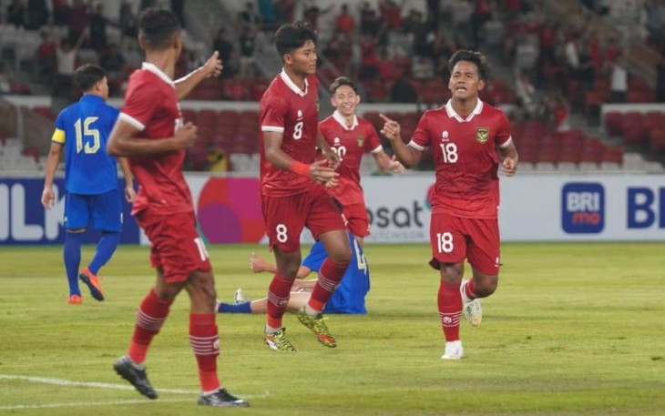 Tim U-20 Indonesia saat Lawan Thailand dalam laga uji coba internasional di Stadion Utama Gelora Bung Karno, Jakarta, Jumat (26/1).
