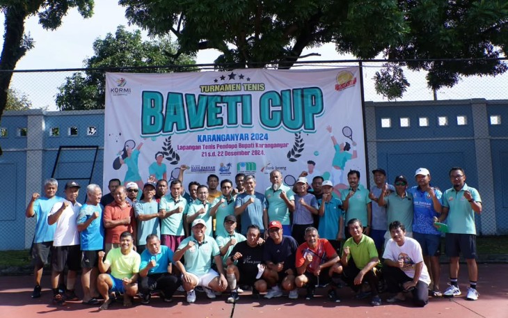 Pj Bupati Karanganyar Timotius Suryadi bersama para petenis veteran saat membuka turnamen tenis Baveti Cup 2024, di Lapangan Tenis Rumah Dinas Bupati Karanganyar, Sabtu (21/12/2024).