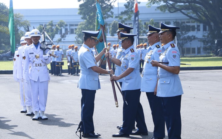 Komandan Komando Pemeliharaan Materiel TNI AU Marsekal Muda TNI Oki Yanuar, S.T., melantik Dandepohar 20, Dandepohar 90 Koharmatau yang baru, berdasarkan Skep Kasau Nomor Kep/1-PKS/I/2024, Makoharmatau, Bandung, Kamis (22/02/2024)