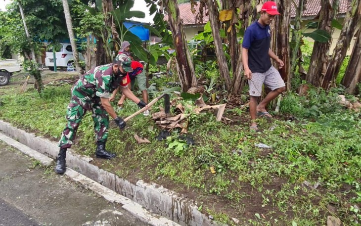 Babinsa Kodim Ponorogo saat Ikut Angkat Lumpur Dalam Got
