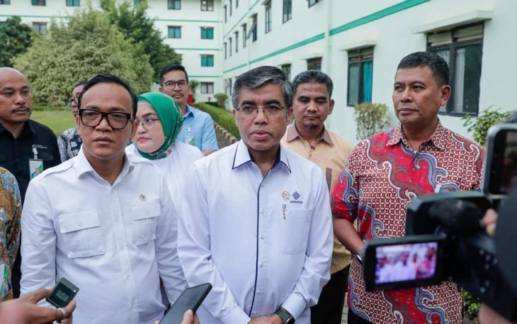 Menaker Yassierli didampingi Wamenaker Immanuel Ebenezer Gerungan memberikan keterangan pers usai mengunjungi rusunawa BPJS Ketenagakerjaan di Batam, Selasa (17/12)