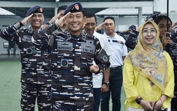  Panglima Kolinlamil Laksda TNI Hudiarto Krisno Utomo, PSC(j) M.A., M.M.S., CHRMP didampingi Ketua Gabungan Jalasenastri Kolinlamil Ny. Irna Krisno Utomo melepas keberangkatan Prof H. Boediono, B.Sc., M.Ec., Ph.D. Wakil Presiden RI ke-11 bersama rombongan dalam rangka kegiatan Joy Sailing menuju Perairan Pulau Seribu Teluk Jakarta, Sabtu (9/3)
