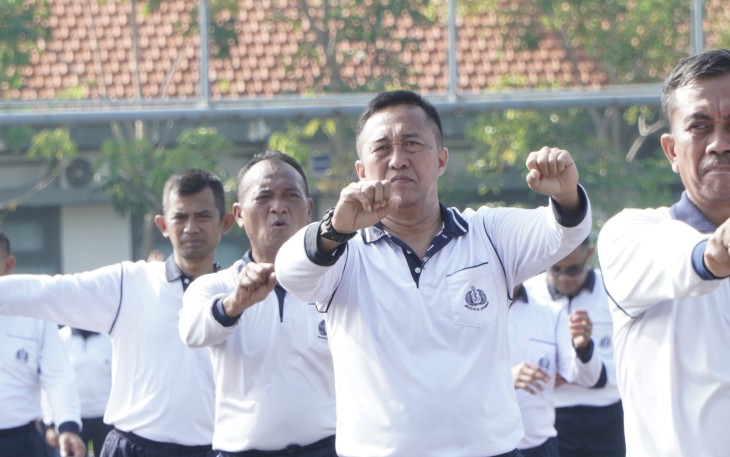 Komandan Kodiklatal (Dankodiklatal) Letjen TNI Marinir Nur Alamsyah didampingi Wadan Kodiklatal Laksda TNI Eko Wahjono melaksanakan olah raga bersama rutin dengan para prajurit dan PNS Kodiklatal, bertempat di Lapangan Laut Maluku Kodiklatal, Bumimoro Surabaya. Selasa (09/01/2024)