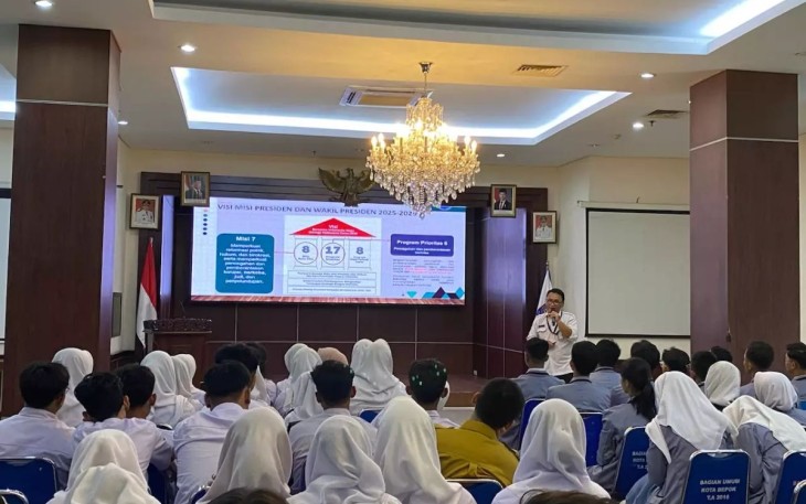 Ketua Tim Pencegahan dan Pemberdayaan Masyarakat (P2M) BNN Kota Depok, Purwoko Nugroho saat memberikan edukasi penyalahgunaan narkoba kepada pelajar, Senin (18/11)