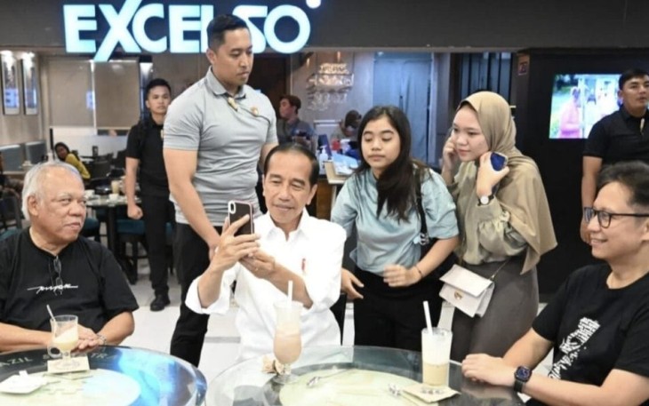 Presiden Jokowi saat Ngopi di Malioboro pada Selasa malam, 30 Januari 2024. 
