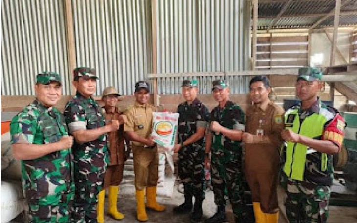  Kasdam I/Bukit Barisan Brigjen TNI Refrizal secara langsung meninjau lokasi lahan ketahanan pangan yang berada di Kepenghuluan Rokan Baru Pesisir, Kecamatan Pekaitan, Kabupaten Rokan Hilir, Senin (15/01/2024)