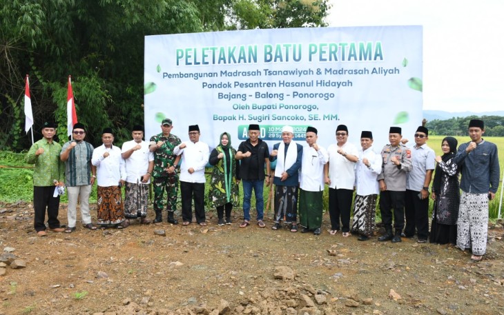 Komandan Kodim 0802/Ponorogo Letkol Inf Dwi Soerjono tadi pagi menghadiri acara peletakan batu pertama pembangunan MTs. dan MA Hasanul Hidayah di Pondok Pesantren Hasanul Hidayah jalan Al Hidayah Dusun Mranggen, Desa Bajang, Kecamatan Balong, Kabupaten Ponorogo, Minggu (10/03/2024)