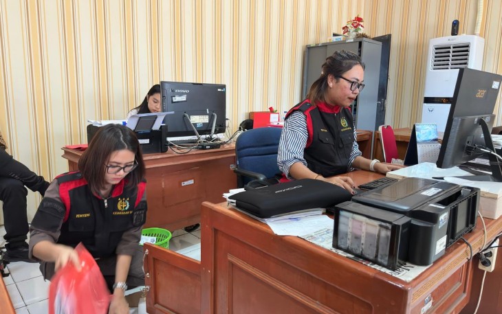 Tim Penyidik Kejaksaan Negeri Bitung saat melakukan penggeledahan dan dokumen yang berhasil diamankan