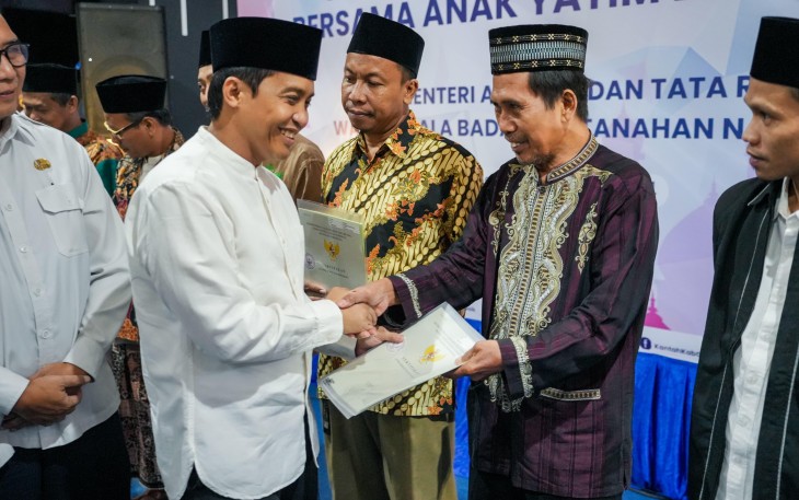 Wakil Menteri Agraria dan Tata Ruang/Wakil Kepala Badan Pertanahan Nasional (Wamen ATR/Waka BPN), Raja Juli Antoni menyerahkan 10 sertipikat tanah wakaf di Gresik, Jawa Timur