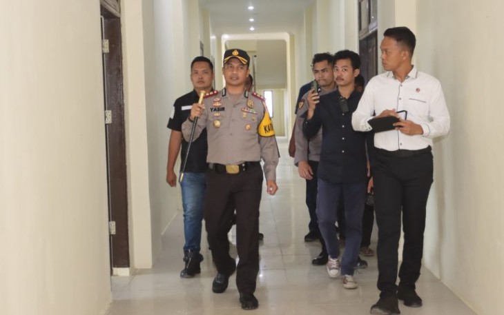 Kapolres Tapsel, AKBP Yasir Ahmadi, didampingi Kanit Tipikor, Ipda Sahat Mardian, Plh Kasi Humas, Brigadir Erlangga Gautama Nasution, dan personel lainnya saat melakukan cek kesiapan Gedung Polres Tapsel di Kecamatan Sipirok.