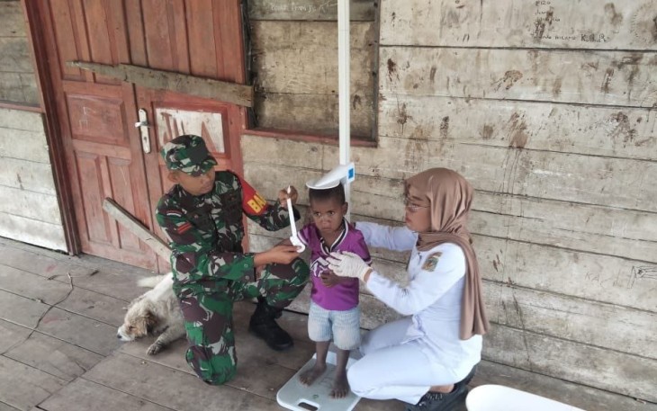 , Babinsa Koramil 1710-05/Jila Dampingi Petugas Puskesmas Melaksanakan Kegiatan Posyandu
